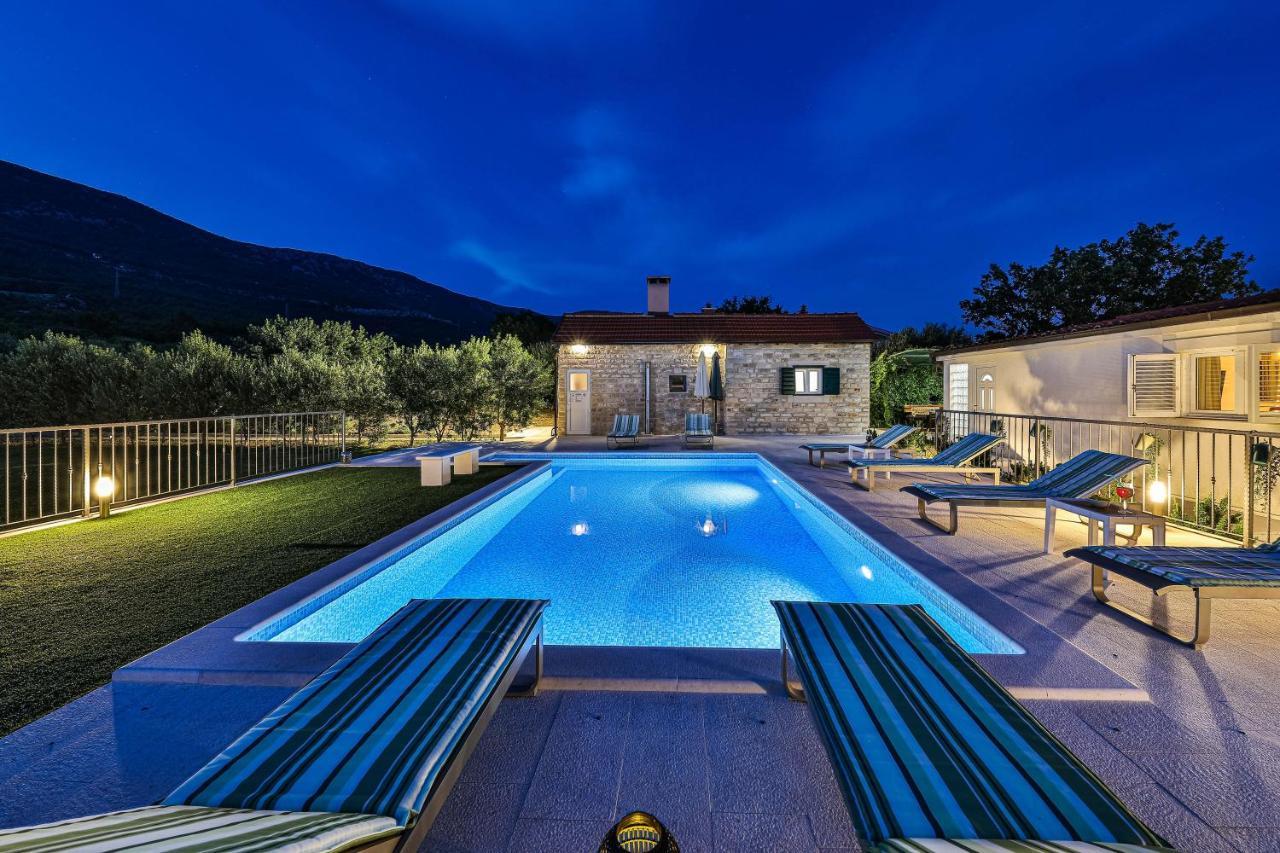 Away From With Outdoor Pool, Botanical Garden And A Beautiful Sea View Kastela