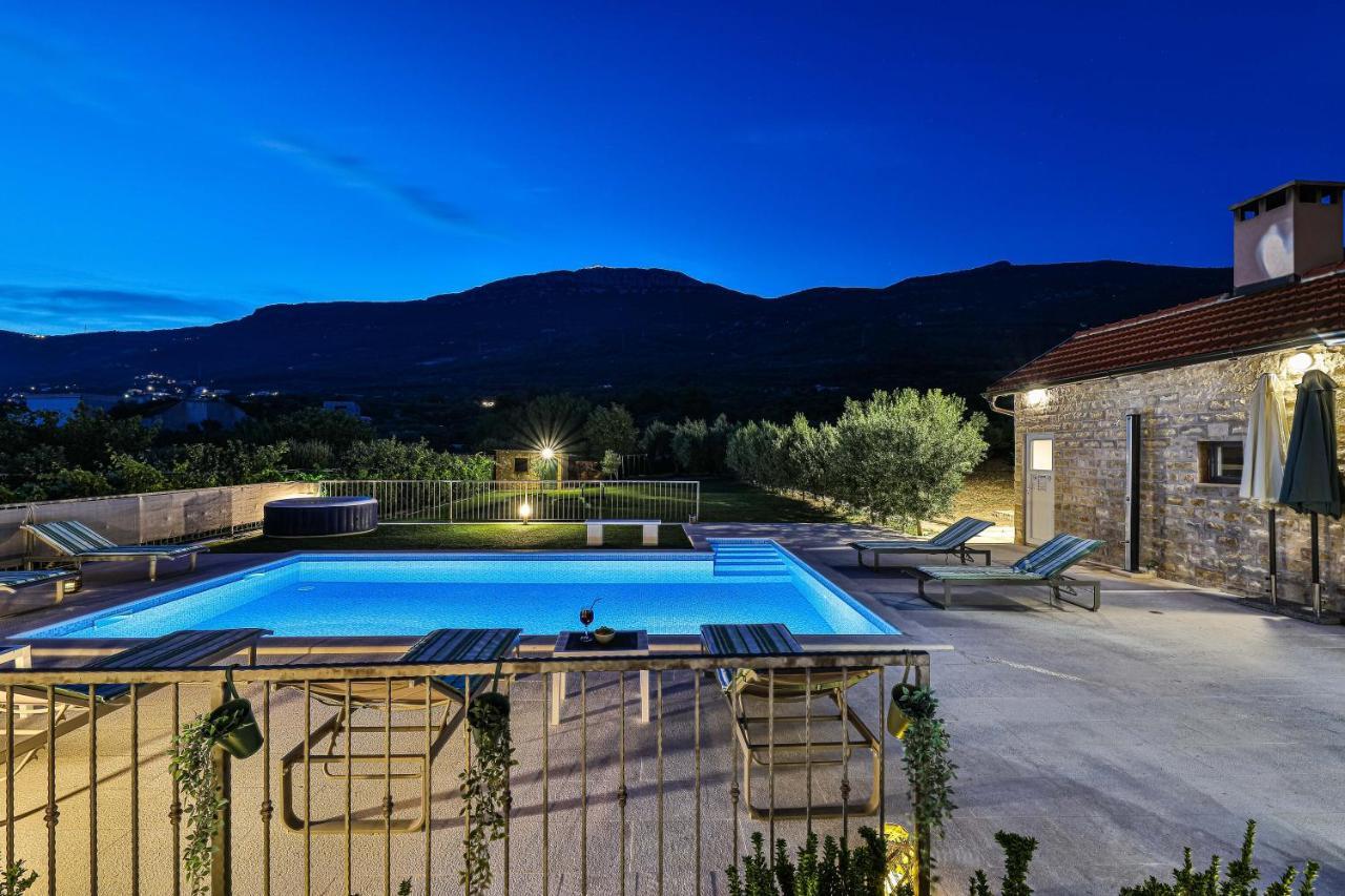 Away From With Outdoor Pool, Botanical Garden And A Beautiful Sea View Holiday home *