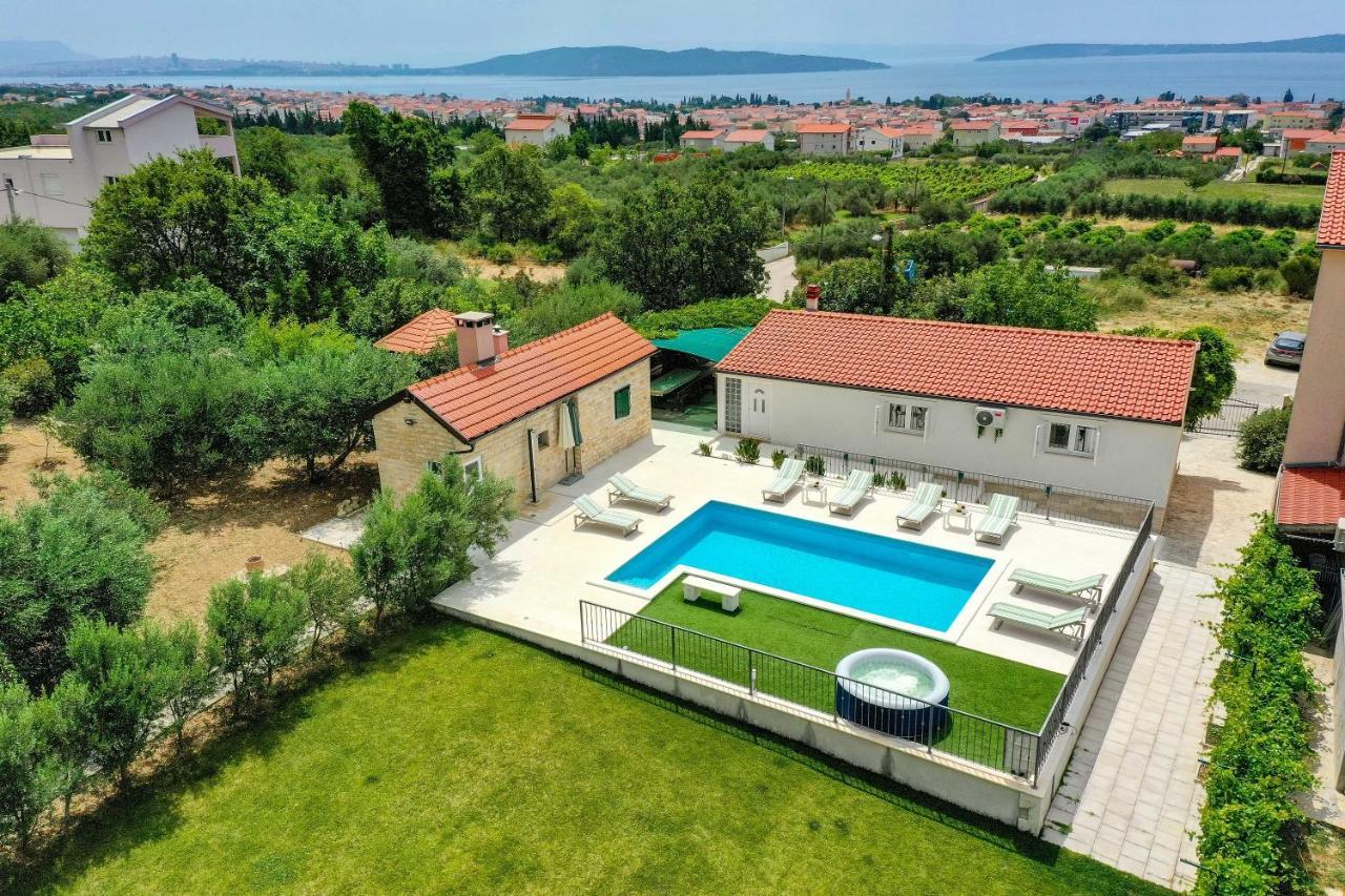Away From With Outdoor Pool, Botanical Garden And A Beautiful Sea View * Kastela