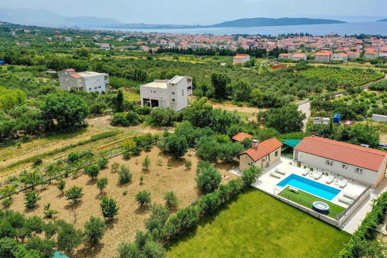 Away From With Outdoor Pool, Botanical Garden And A Beautiful Sea View Kastela