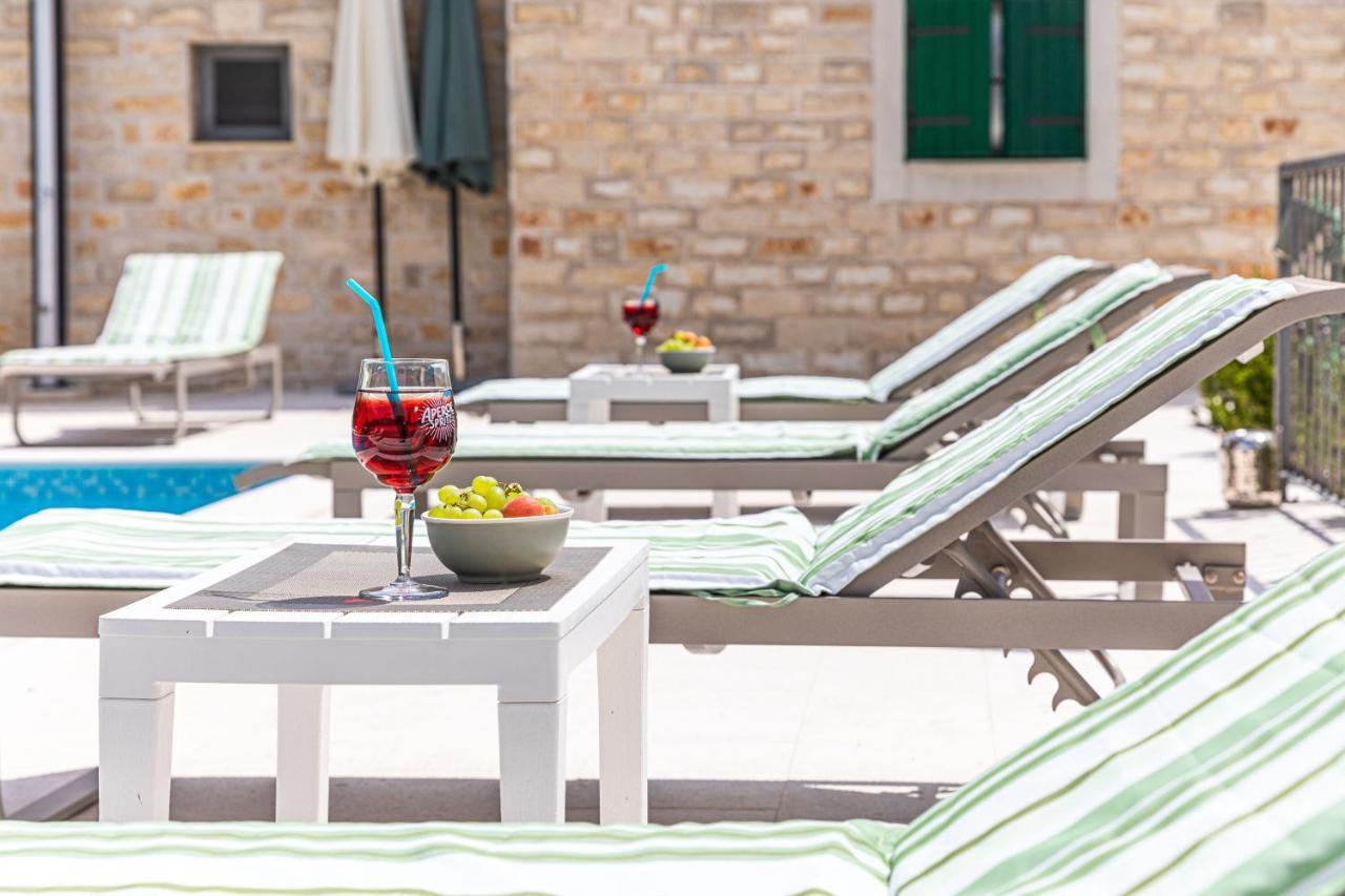 Away From With Outdoor Pool, Botanical Garden And A Beautiful Sea View * Kastela