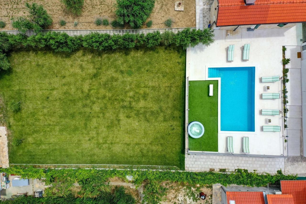 Away From With Outdoor Pool, Botanical Garden And A Beautiful Sea View Kastela