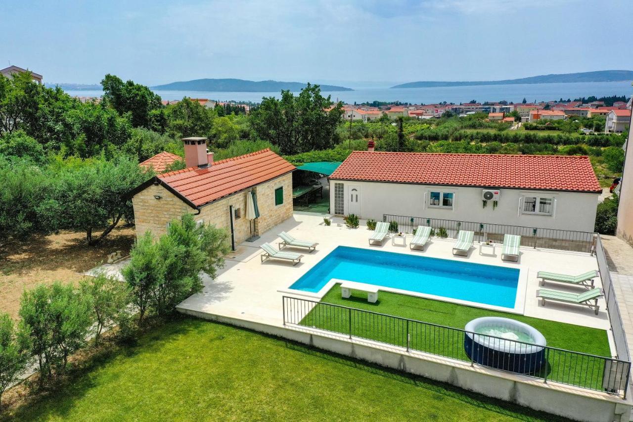 Away From With Outdoor Pool, Botanical Garden And A Beautiful Sea View