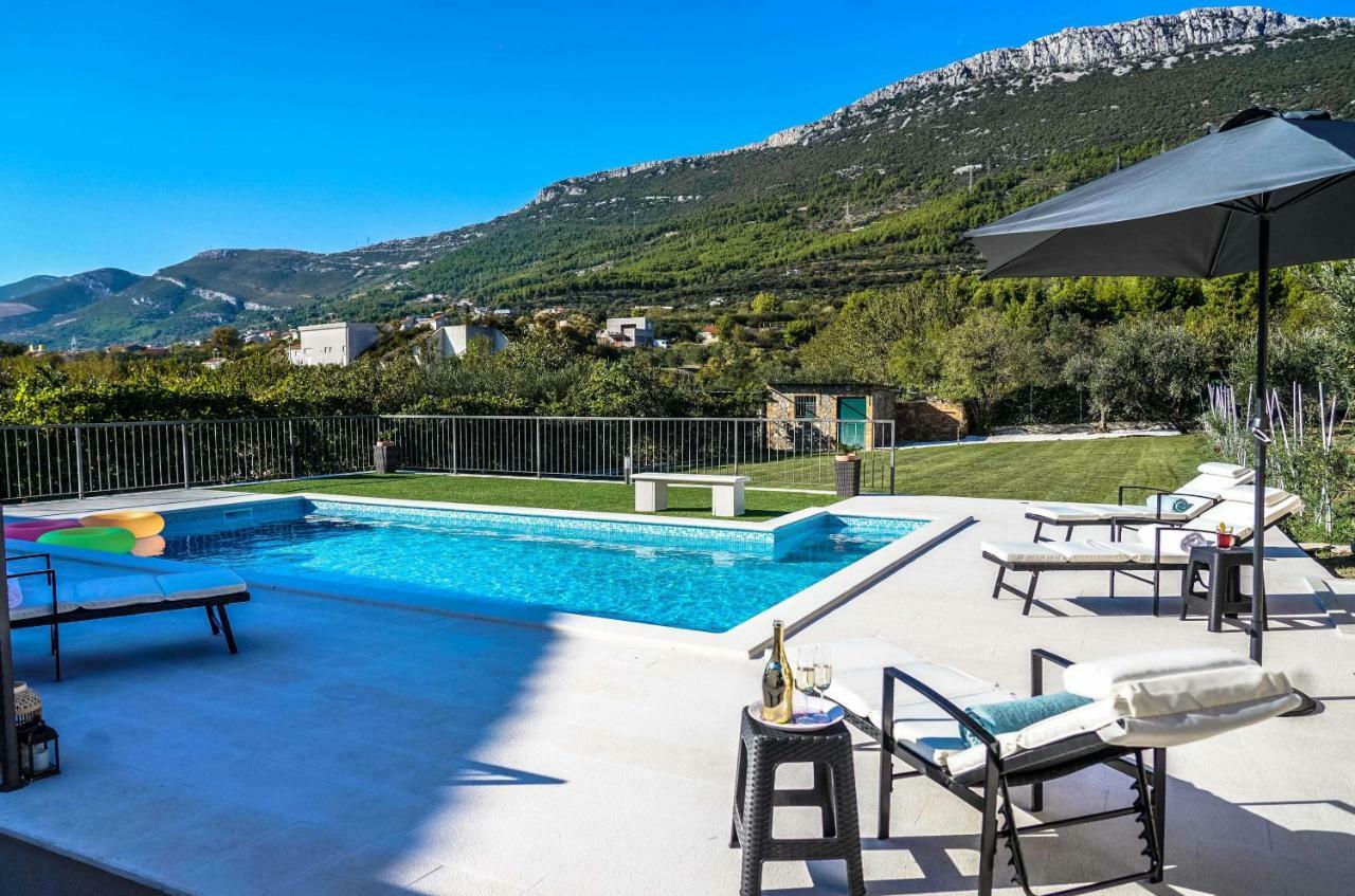 Away From With Outdoor Pool, Botanical Garden And A Beautiful Sea View * Kastela