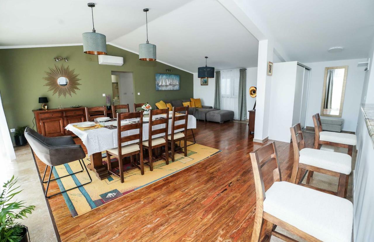 Away From With Outdoor Pool, Botanical Garden And A Beautiful Sea View