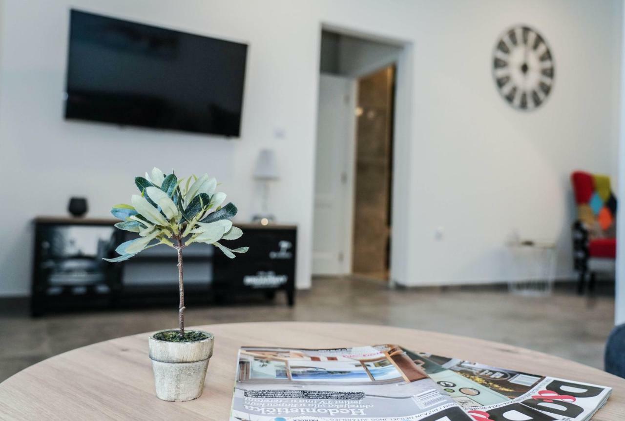 Away From With Outdoor Pool, Botanical Garden And A Beautiful Sea View * Kastela