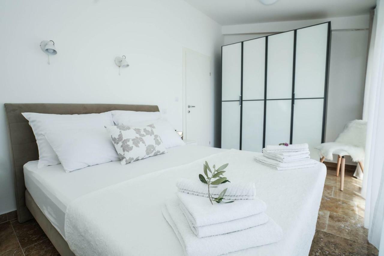 Away From With Outdoor Pool, Botanical Garden And A Beautiful Sea View Kastela