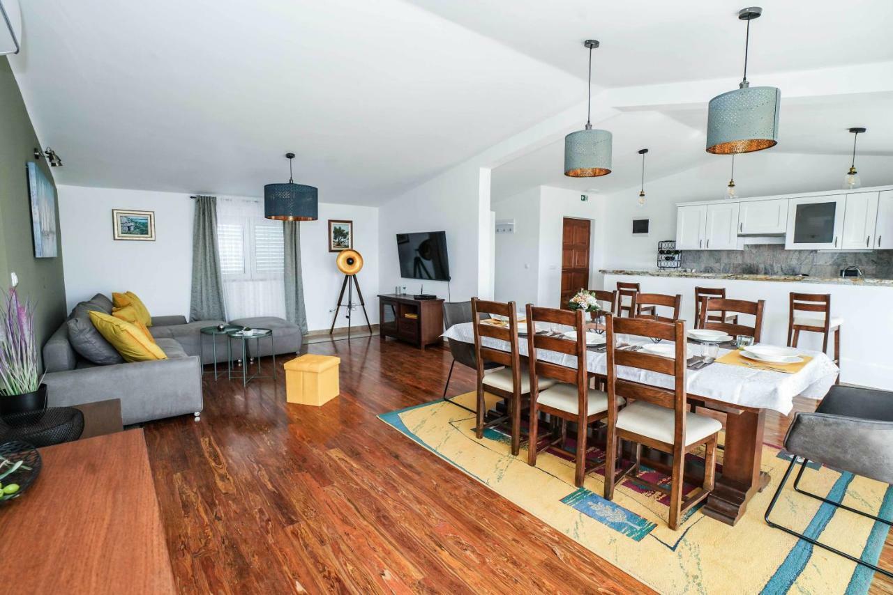 Away From With Outdoor Pool, Botanical Garden And A Beautiful Sea View Kastela