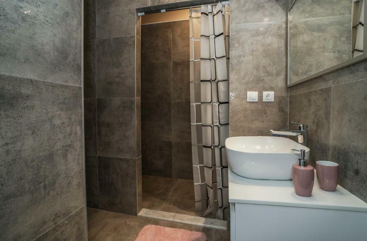 Away From With Outdoor Pool, Botanical Garden And A Beautiful Sea View Kastela