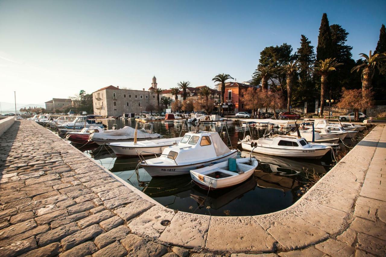 Away From With Outdoor Pool, Botanical Garden And A Beautiful Sea View * Kastela